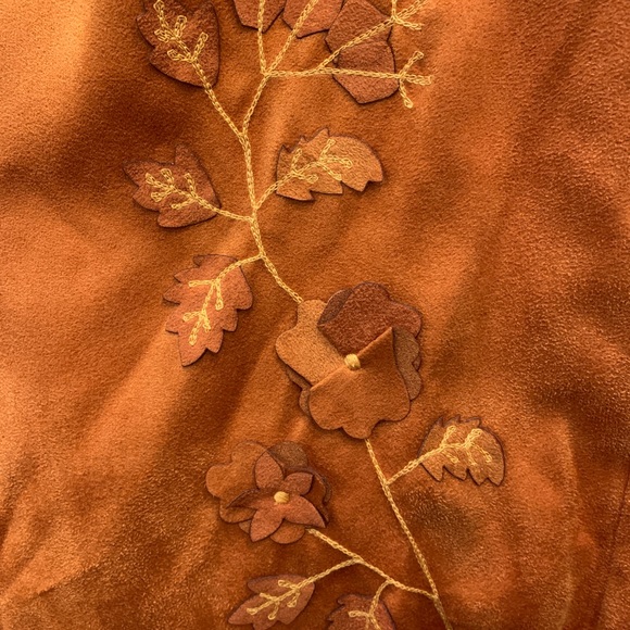 Alannah Hill lined size 8 skirt in rusty suede-look with appliqué flower detail - Picture 2 of 12